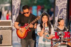 พาที สารสิน เล่นดนตรีกับลูกสาว กลางสยามสแควร์