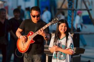 พาที สารสิน เล่นดนตรีกับลูกสาว กลางสยามสแควร์