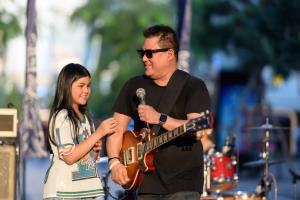 พาที สารสิน เล่นดนตรีกับลูกสาว กลางสยามสแควร์