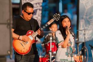 พาที สารสิน เล่นดนตรีกับลูกสาว กลางสยามสแควร์