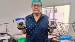 จากเรือเดินสมุทรสู่พ่อค้าขายลูกชิ้นปิ้งตลาดนัด! กว่าจะมาเป็นโรงงานลูกชิ้นหมูเฮียกวง (ตลาดพลู)