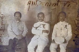 พระบรมฉายาลักษณ์ พระบาทสมเด็จพระจุลจอมเกล้าเจ้าอยู่หัว (กลาง) ทรงฉายพร้อมด้วยพระอนุชาคือสมเด็จพระเจ้าบรมวงศ์เธอกรมพระยาเทวะวงศ์วโรปการ (ซ้าย) เสนาบดีกระทรวงการต่างประเทศ และสมเด็จพระเจ้าบรมวงศ์เธอกรมพระยาดำรงราชานุภาพ (ขวา) เสนาบดีกระทรวงมหาดไทย ในงานประจำปีวัดเบญจมบพิตรเมื่อ พ.ศ. 2447 โดยทรงมีพระราชดำรัสว่า “มือซ้ายขวามาถ่ายรูปด้วยกัน”