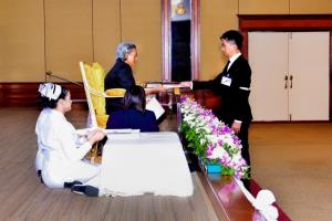 กรมสมเด็จพระเทพฯ พระราชทานพระราชวโรกาสให้ ผู้บริหาร บริษัท แวนทีฟ เฮลธ์แคร์ (ประเทศไทย) จํากัด เข้ารับพระราชทานของที่ระลึกผู้บริจาคเงินมูลนิธิโรคไตแห่งประเทศไทย