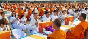 วัดพระธรรมกายนั่งสมาธิภาวนาถวายมหาสังฆทาน 40000 กว่าวัดทั่วไทยในวันคุ้มครองโลก