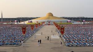 วัดพระธรรมกายนั่งสมาธิภาวนาถวายมหาสังฆทาน 40000 กว่าวัดทั่วไทยในวันคุ้มครองโลก