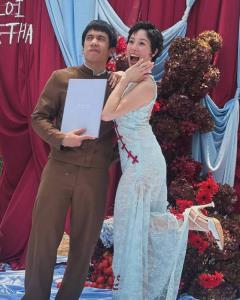 “โอม ค็อกเทล” จริงจังเกินไป? งานแต่ง “พลอย-เต” แค่ซองพิธีกั้นประตูเงินประตูทอง ไปไกลเรื่องต่อรองผลประโยชน์