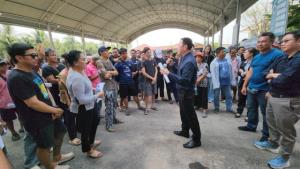 เวทีเดือด! ชาวลาดใหญ่รวมพลังค้าน “สถานีขนถ่ายขยะระบบปิด” กว่า 200 คน ลั่นไม่เอาซ้ำรอยบ่อขยะเก่า จนต้องยุติประชุม