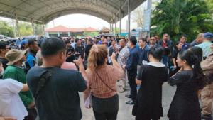 เวทีเดือด! ชาวลาดใหญ่รวมพลังค้าน “สถานีขนถ่ายขยะระบบปิด” กว่า 200 คน ลั่นไม่เอาซ้ำรอยบ่อขยะเก่า จนต้องยุติประชุม