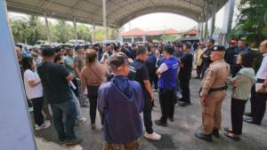 เวทีเดือด! ชาวลาดใหญ่รวมพลังค้าน “สถานีขนถ่ายขยะระบบปิด” กว่า 200 คน ลั่นไม่เอาซ้ำรอยบ่อขยะเก่า จนต้องยุติประชุม