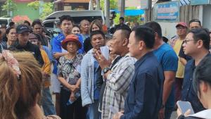 เวทีเดือด! ชาวลาดใหญ่รวมพลังค้าน “สถานีขนถ่ายขยะระบบปิด” กว่า 200 คน ลั่นไม่เอาซ้ำรอยบ่อขยะเก่า จนต้องยุติประชุม