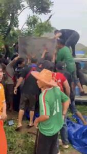 (คลิป)ระทึก! พายุถล่มตลาดนัดสีคิ้ว โค่นต้นสะเดาทับกระบะพร้อมเด็ก 2 คนหลบในถังน้ำแข็งบาดเจ็บติดอยู่ภายใน กู้ภัยเร่งช่วยเหลือ