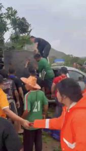 (คลิป)ระทึก! พายุถล่มตลาดนัดสีคิ้ว โค่นต้นสะเดาทับกระบะพร้อมเด็ก 2 คนหลบในถังน้ำแข็งบาดเจ็บติดอยู่ภายใน กู้ภัยเร่งช่วยเหลือ