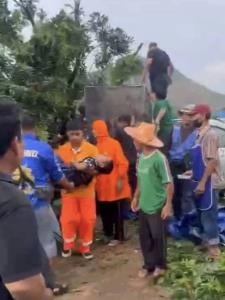 (คลิป)ระทึก! พายุถล่มตลาดนัดสีคิ้ว โค่นต้นสะเดาทับกระบะพร้อมเด็ก 2 คนหลบในถังน้ำแข็งบาดเจ็บติดอยู่ภายใน กู้ภัยเร่งช่วยเหลือ