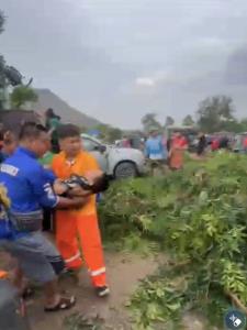 (คลิป)ระทึก! พายุถล่มตลาดนัดสีคิ้ว โค่นต้นสะเดาทับกระบะพร้อมเด็ก 2 คนหลบในถังน้ำแข็งบาดเจ็บติดอยู่ภายใน กู้ภัยเร่งช่วยเหลือ