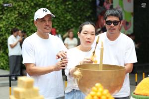 “เพิร์ล-พีค” เคมีฟุ้งกระจาย นำทีมบวงสรวงซีรีส์ “หลงกลิ่นเกสร - Flower Boy”