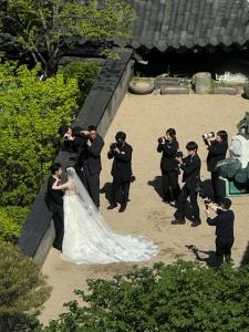 “แทคยอน 2PM” เข้าพิธีแต่งงานแล้ว เพื่อนร่วมวงรวมตัวร้องเพลงอวยพร