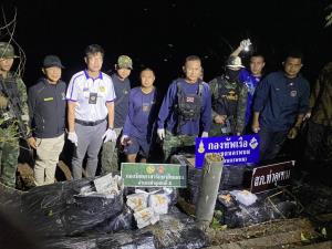 “นบ.ยส.24” ส่วนที่กำลัง ร้อย.อส.อ.ท่าอุเทน ที่ 6 ยึดยาไอซ์  500 กก. กลางท่าอุเทน คนร้ายเผ่นหนีกลับลาว