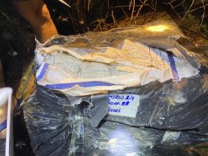 “นบ.ยส.24” ส่วนที่กำลัง ร้อย.อส.อ.ท่าอุเทน ที่ 6 ยึดยาไอซ์  500 กก. กลางท่าอุเทน คนร้ายเผ่นหนีกลับลาว