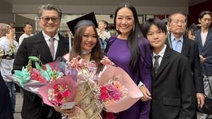 พัฒพงษ์ &amp; ปรียามล ธนวิสุทธิ์ บินร่วมยินดีลูกสาวรับปริญญา