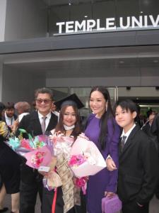 พัฒพงษ์ &amp; ปรียามล ธนวิสุทธิ์ บินร่วมยินดีลูกสาวรับปริญญา