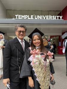 พัฒพงษ์ &amp; ปรียามล ธนวิสุทธิ์ บินร่วมยินดีลูกสาวรับปริญญา