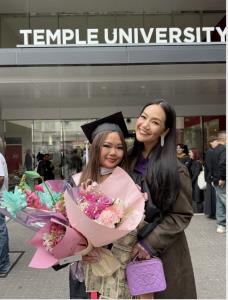 พัฒพงษ์ &amp; ปรียามล ธนวิสุทธิ์ บินร่วมยินดีลูกสาวรับปริญญา