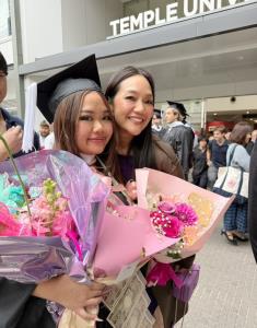 พัฒพงษ์ &amp; ปรียามล ธนวิสุทธิ์ บินร่วมยินดีลูกสาวรับปริญญา