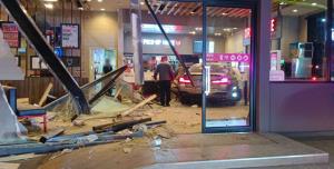 ระทึก! เก๋ง BMW พุ่งชนร้าน KFC ในปั๊มบางจาก ซ.สุขุมวิท 62 พังยับ มีผู้บาดเจ็บหลายราย