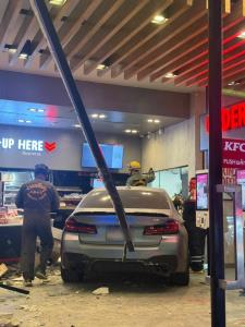 ระทึก! เก๋ง BMW พุ่งชนร้าน KFC ในปั๊มบางจาก ซ.สุขุมวิท 62 พังยับ มีผู้บาดเจ็บหลายราย