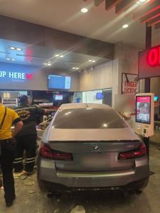 ระทึก! เก๋ง BMW พุ่งชนร้าน KFC ในปั๊มบางจาก ซ.สุขุมวิท 62 พังยับ มีผู้บาดเจ็บหลายราย