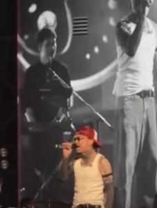 "UrboyTJ" สุดช็อก โดนสาวโดดขึ้นประชิดตัวกลางเวที! (คลิป)