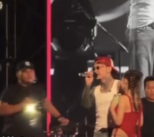 "UrboyTJ" สุดช็อก โดนสาวโดดขึ้นประชิดตัวกลางเวที! (คลิป)