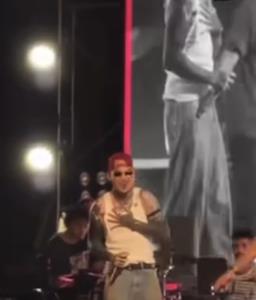 "UrboyTJ" สุดช็อก โดนสาวโดดขึ้นประชิดตัวกลางเวที! (คลิป)