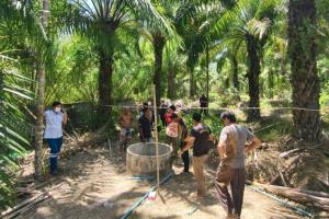 สลด!  ชาวบ้านลงรื้อบ่อน้ำเก่ากลางสวนปาล์มน้ำมัน ขาดอากาศหายใจดับอนาถ 4 คน