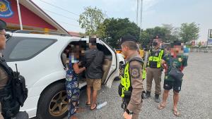 ตำรวจทางหลวงอยุธยาทลายขบวนการขนแรงงานเถื่อนเมียนมา สกัดจับ 2 คันรวด รวบ 16 คนส่งกรุง