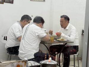 "อนุทิน" ชวน "เอกนิติ-พัฒนา" กินข้าวต้มปลาร้านดังย่านตรอกจันทร์