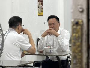 "อนุทิน" ชวน "เอกนิติ-พัฒนา" กินข้าวต้มปลาร้านดังย่านตรอกจันทร์