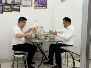 "อนุทิน" ชวน "เอกนิติ-พัฒนา" กินข้าวต้มปลาร้านดังย่านตรอกจันทร์