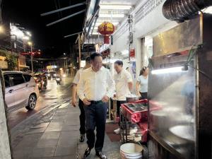 "อนุทิน" ชวน "เอกนิติ-พัฒนา" กินข้าวต้มปลาร้านดังย่านตรอกจันทร์