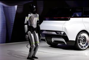 หุ่นยนต์ฮิวแมนนอยด์และ Eva Cab ต้นแบบโรโบแท็กซี่ของจีลี่              