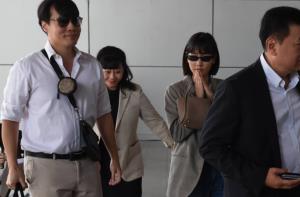 น.ส.พีชญา วัฒนามนตรี หรือ มิน เดินทางมายังศาลอาญา 