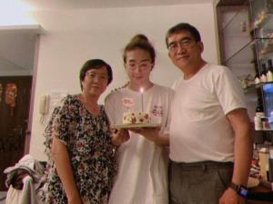 โศกนาฏกรรมซ้ำเติม “หลี่ ฉีเหยียน” พ่อเสียชีวิตกะทันหัน หลังลูกชายพิการจากเหตุเวทีถล่ม ครอบครัววิกฤตหนัก