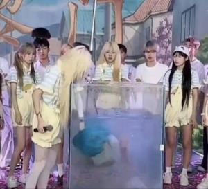 อินฟลูเอนเซอร์จีน 10 ล้านฟอลฯ ฉาว บังคับสาวลงตู้จระเข้ โดนแฉลวงเด็กเปย์เงินนับแสน