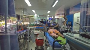 หวิดสลดหมู่! กระบะบรรทุกคนงานหักหลบ จยย.ตัดหน้า พลิกคว่ำหลายตลบล้อชี้ฟ้า เจ็บ 6 ราย