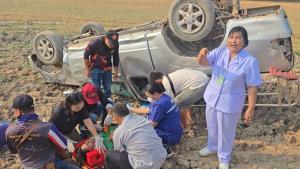 หวิดสลดหมู่! กระบะบรรทุกคนงานหักหลบ จยย.ตัดหน้า พลิกคว่ำหลายตลบล้อชี้ฟ้า เจ็บ 6 ราย