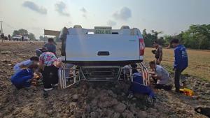 หวิดสลดหมู่! กระบะบรรทุกคนงานหักหลบ จยย.ตัดหน้า พลิกคว่ำหลายตลบล้อชี้ฟ้า เจ็บ 6 ราย