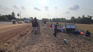 หวิดสลดหมู่! กระบะบรรทุกคนงานหักหลบ จยย.ตัดหน้า พลิกคว่ำหลายตลบล้อชี้ฟ้า เจ็บ 6 ราย