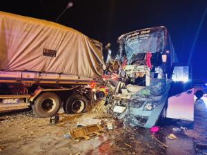 สภาพรถทัวร์ศรีเชียงใหม่-กรุงเทพฯ ชนท้ายรถบรรทุกพ่วง ใกล้สามแยกท่าพระ ขอนแก่น