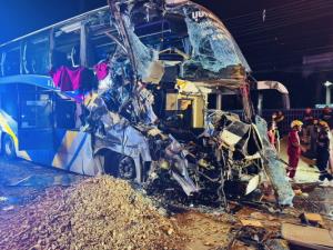 ทัวร์ศรีเชียงใหม่-กรุงเทพฯ ชนท้ายรถพ่วงแยกท่าพระขอนแก่น บาดเจ็บระนาวกว่า 27 ราย