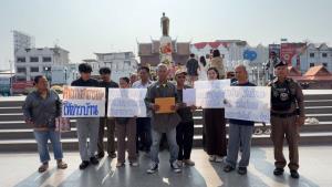 (คลิป)เดือดร้อนมาร่วม 10 ปี! ชาวบ้านโคราชชูป้ายประท้วงหน้าย่าโม ทวงคืน “ทางสาธารณะ” ถูกออกโฉนดฮุบปิดกั้น เข้า-ออกไม่ได้ ไร้แก้ไข